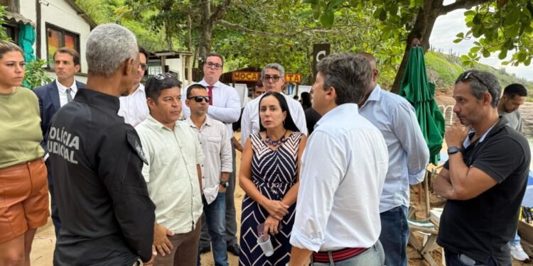 Praia de João Fernandes recebe vistoria para definir futuro de quiosques em área ambiental