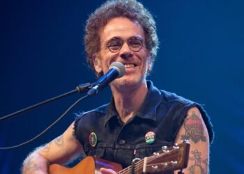 Nando Reis faz show gratuito em Iguaba Grande