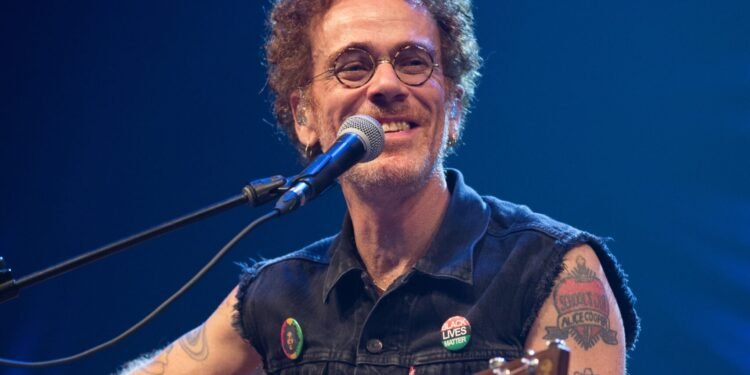 Nando Reis faz show gratuito em Iguaba Grande