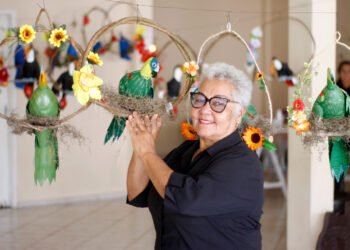 Projeto “Do Lixo ao Luxo” transforma materiais recicláveis em arte, em Carapebus