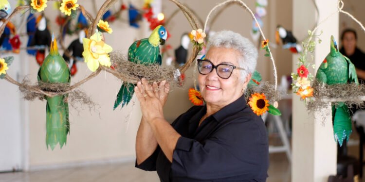 Projeto “Do Lixo ao Luxo” transforma materiais recicláveis em arte, em Carapebus
