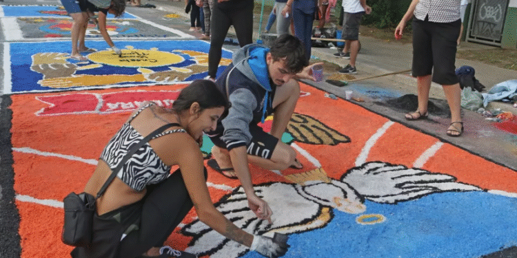 Tradição de Corpus Christi reúne fiéis para confecção de Tapetes de Sal em toda a Costa do Sol (antiga Região dos Lagos)