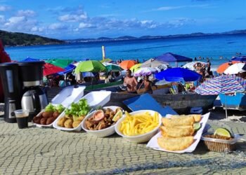 Arraial do Cabo recebe evento que une gastronomia e música na Orla da Prainha