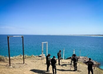 Fiscalização combate exploração turística irregular na Praia Grande, em Arraial do Cabo