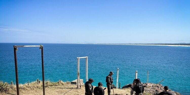 Fiscalização combate exploração turística irregular na Praia Grande, em Arraial do Cabo