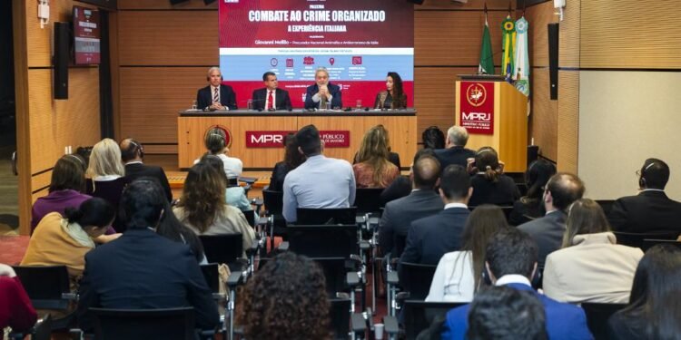 Antimáfia Italiana debate crime organizado com servidores do MPRJ