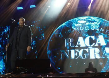Multidão canta em coro sucessos do Raça Negra em Macaé
