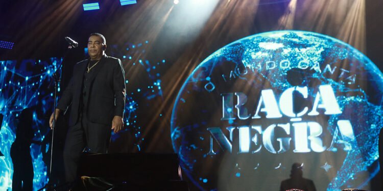 Multidão canta em coro sucessos do Raça Negra em Macaé