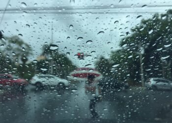 Chuvinha chega na Costa do Sol (antiga Região dos Lagos); As ondas do mar variam de 2,5 a 4 metros