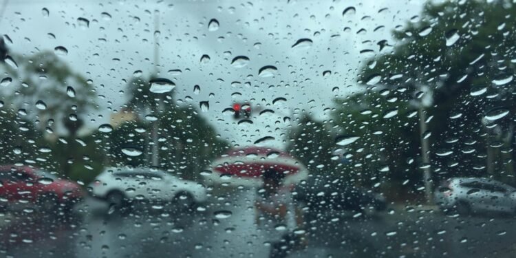 Chuvinha chega na Costa do Sol (antiga Região dos Lagos); As ondas do mar variam de 2,5 a 4 metros