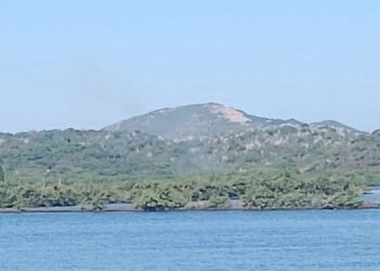 Incêndio atinge vegetação na Ilha do Japonês, um dos cartões-postais de Cabo Frio
