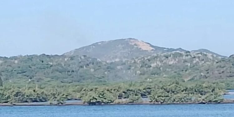 Incêndio atinge vegetação na Ilha do Japonês, um dos cartões-postais de Cabo Frio