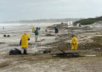 Ressaca ‘devolve’ muitos lixos para Praia Grande em Arraial do Cabo