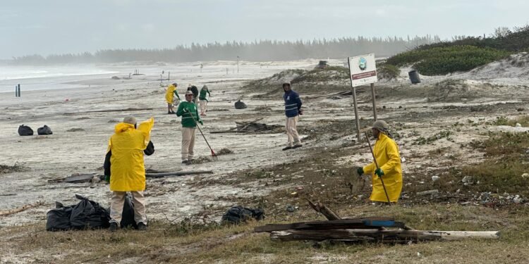 Ressaca ‘devolve’ muitos lixos para Praia Grande em Arraial do Cabo