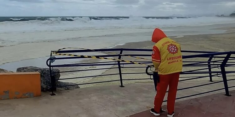 Ressaca causa danos em algumas cidades da Costa do Sol; ondas podem chegar a 5 metros