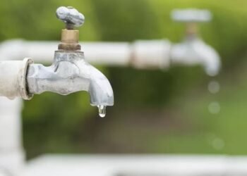 Quando vai ter água? Moradores ficam sem cronograma da manobra de água em Rio das Ostras