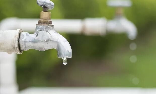 Quando vai ter água? Moradores ficam sem cronograma da manobra de água em Rio das Ostras