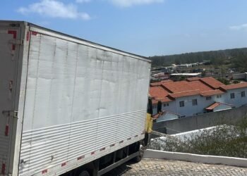 Caminhão fica pendurado em estrada de Arraial do Cabo