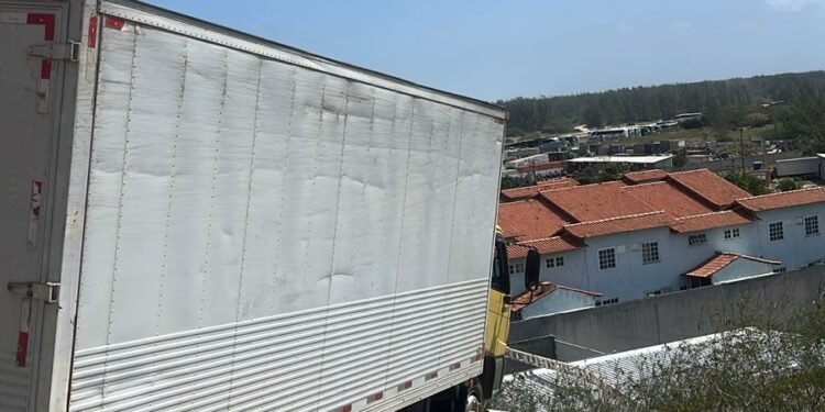 Caminhão fica pendurado em estrada de Arraial do Cabo