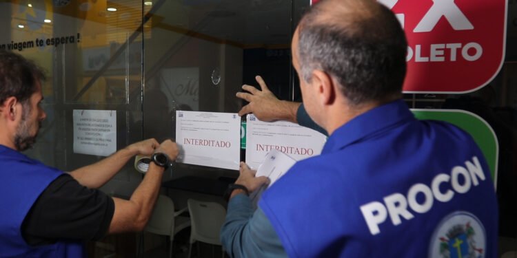 Agência de viagens suspeita de lesar clientes é interditada em Macaé