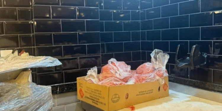 Denúncia revela supermercado vendendo alimentos vencidos em Cabo Frio; Cerca de 10kg foram descartados