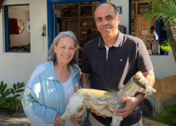 Búzios: Escultura “Cachorro Tango”, furtada na Praça dos Ossos, é recuperada