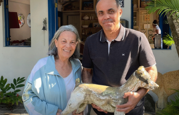 Búzios: Escultura “Cachorro Tango”, furtada na Praça dos Ossos, é recuperada