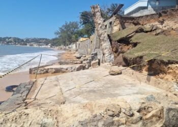 Ressaca atinge nove casas em Búzios; área da Praia do Canto é isolada pela Defesa Civil