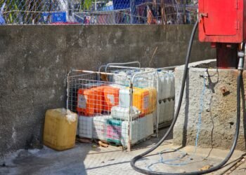 Fiscalização fecha depósito irregular de combustíveis em Arraial do Cabo