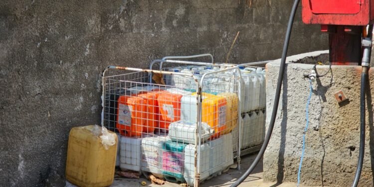 Fiscalização fecha depósito irregular de combustíveis em Arraial do Cabo