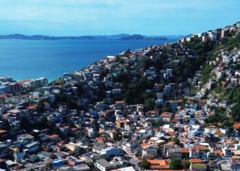 Moradores do Morro da Cabocla serão cadastrados durante ação em Arraial do Cabo