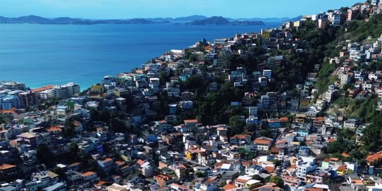 Moradores do Morro da Cabocla serão cadastrados durante ação em Arraial do Cabo
