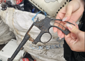 Chassi de arma e fios de cobre são recolhidos em Cabo Frio; responsáveis prestam esclarecimentos