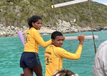 Projeto ‘Vivendo um sonho de Surf’  conecta jovens da Rocinha ao mar de Arraial do Cabo