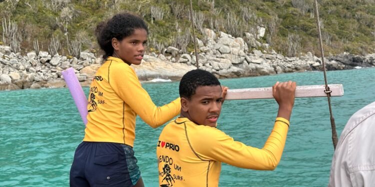 Projeto ‘Vivendo um sonho de Surf’ conecta jovens da Rocinha ao mar de Arraial do Cabo
