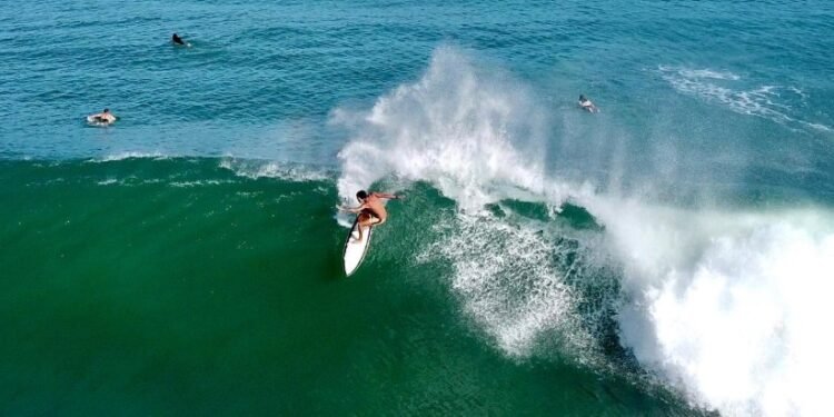 Surf agita Búzios em campeonato nacional na Praia de Geribá