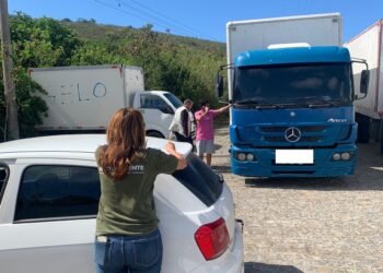 Caminhões são autuados na Ilha da Draga, em Cabo Frio