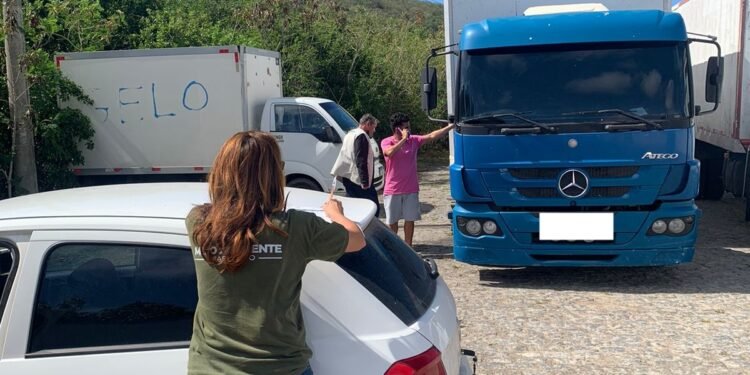 Caminhões são autuados na Ilha da Draga, em Cabo Frio