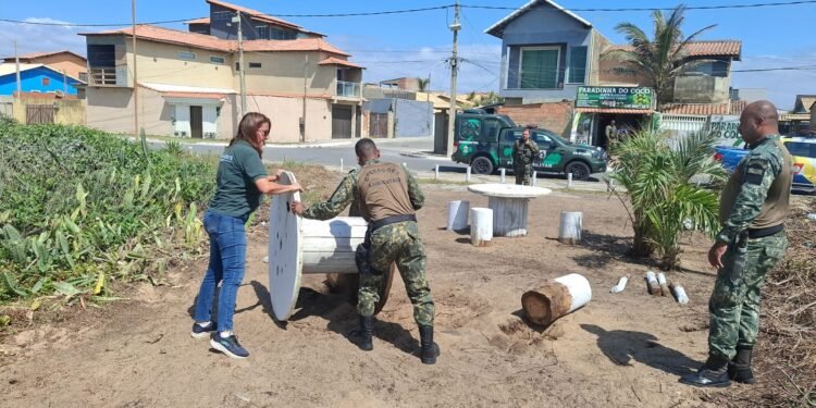 Estruturas irregulares são removidas da orla de Tamoios, distrito de Cabo Frio