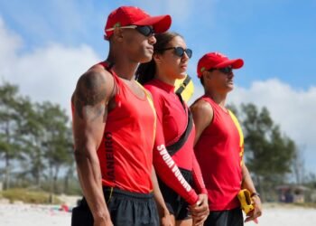 Competição de guarda-vidas agita a Prainha, em Arraial do Cabo