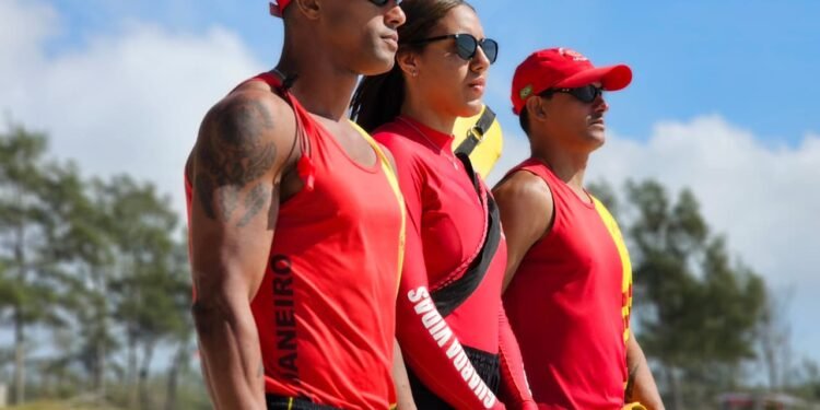 Competição de guarda-vidas agita a Prainha, em Arraial do Cabo