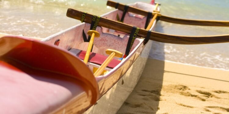 Aulas gratuitas de canoa havaiana em Cabo Frio; veja como se inscrever