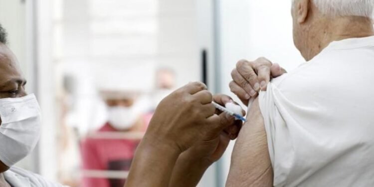 Agora é Lei: Vacina contra pneumonia será oferecida a idosos na rede pública do RJ