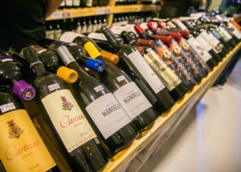 Wine Out inaugura loja em Cabo Frio com centenas de rótulos e preços de atacado