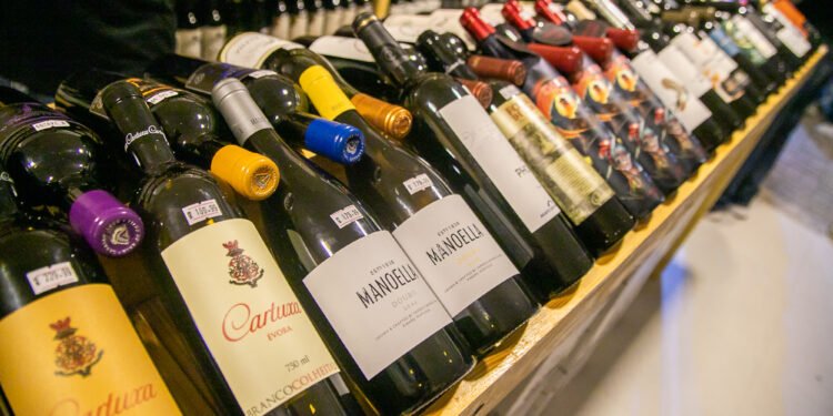 Wine Out inaugura loja em Cabo Frio com centenas de rótulos e preços de atacado