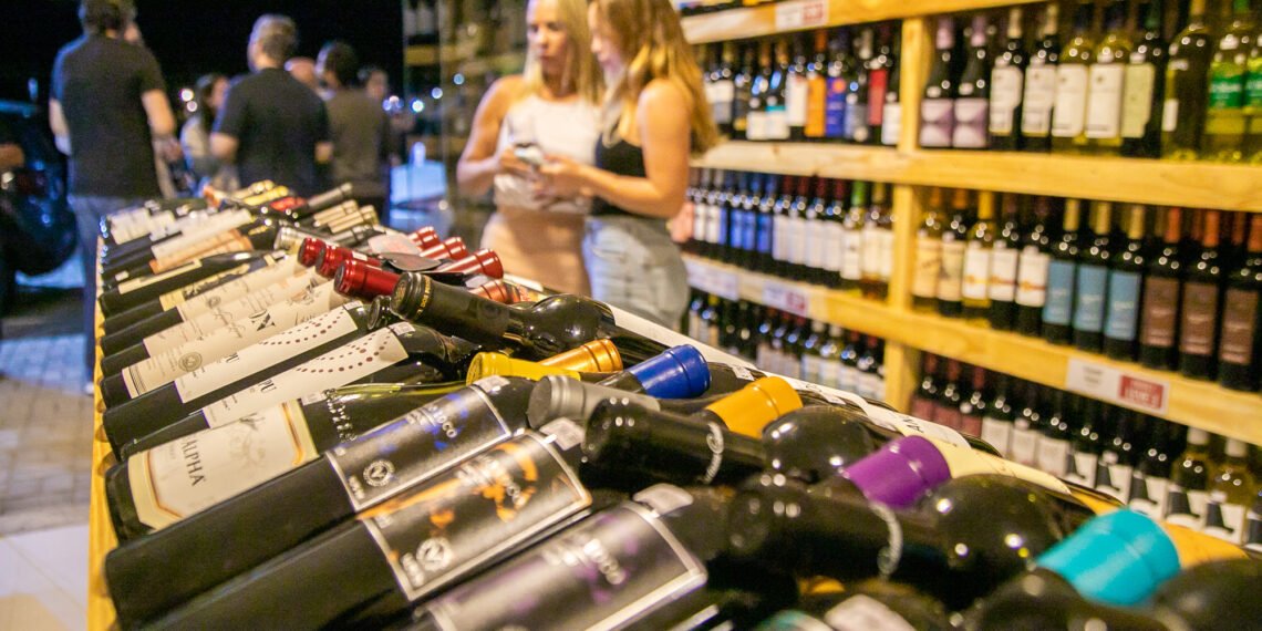 Wine Out inaugura loja em Cabo Frio com centenas de rótulos e preços de atacado