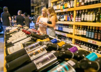 Wine Out inaugura loja em Cabo Frio com centenas de rótulos e preços de atacado