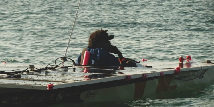 Competição inusitada de barcos movidos a energia solar acontece em Macaé; veja fotos