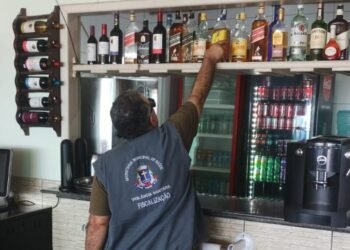 Depósitos de bebidas, bares e restaurantes estão na mira da fiscalização em Macaé; veja