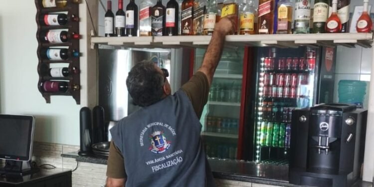 Depósitos de bebidas, bares e restaurantes estão na mira da fiscalização em Macaé; veja